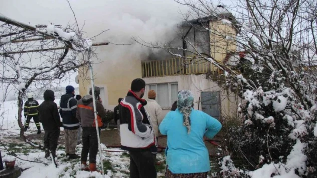 İki katlı evde çıkan yangın paniğe neden oldu