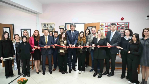 Lise öğrencileri Enver Ercan'ın kitapları ile yeni bir kütüphaneye kavuştu