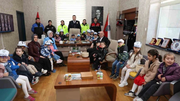 Minik öğrencilerden polislere sürpriz