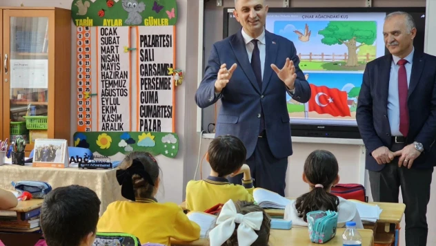 Öğrenciler yerel yönetimleri belediye başkanından öğrendi