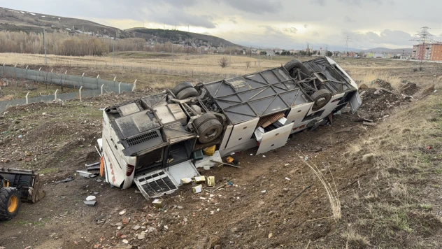 Otobüs Tarlaya Uçtu: 2 ölü, 25 yaralı