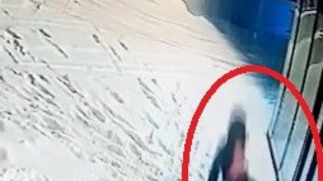 Bursa'da buzda ayağı kayıp düştü, o anlar kamerada