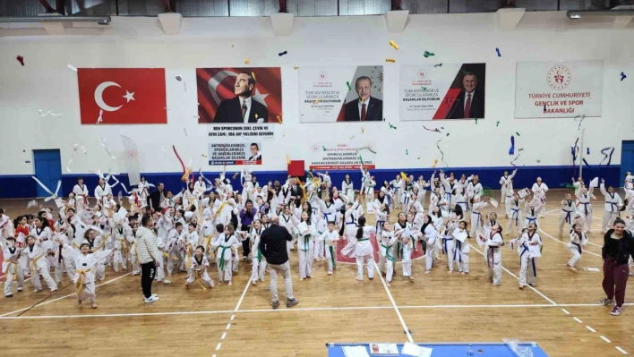 270 tekvando sporcusu kuşak atladı