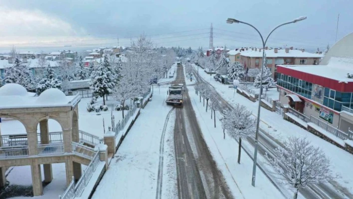 45 araç ve 150 personelle gece gündüz yolları açık tutuyor