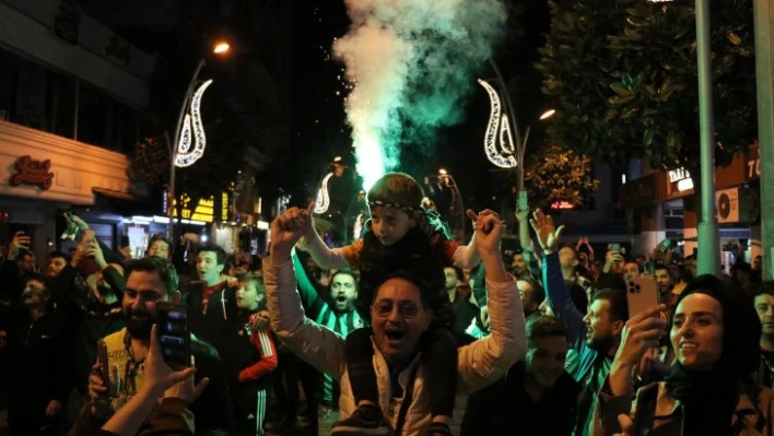 7'den 70'e herkes sokağa döküldü, şehir yeşil-siyaha büründü   