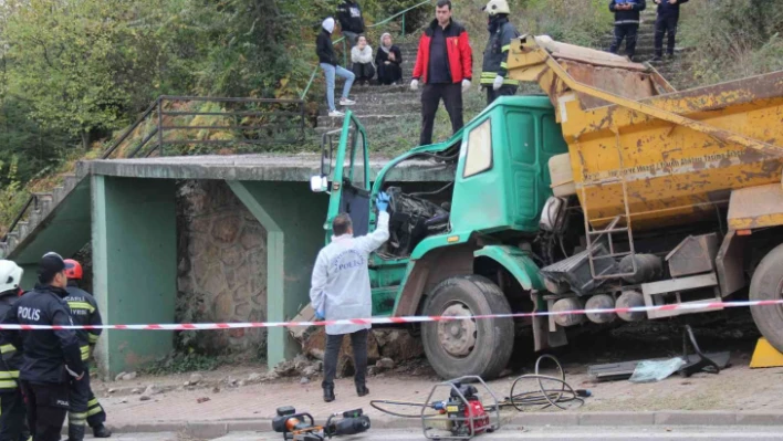 Kamyon beton merdivene çarptı: 1 ölü