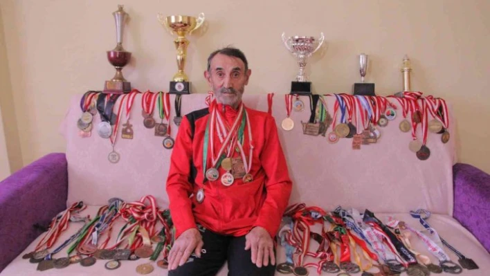 77 yaşındaki Murat Altun'un spor azmi, bir oda dolusu madalyası var