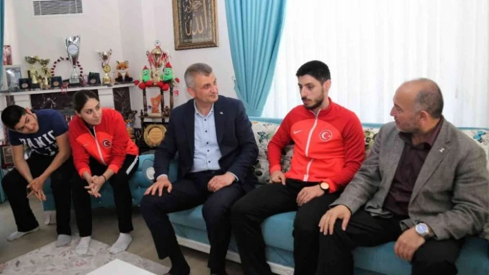 Abi kardeşten karatede büyük başarı