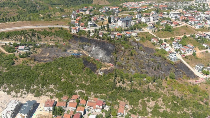 Ağaçlık ve çalılık alanda geniş çaplı yangın: Ekipler söndürmek için seferber oldu