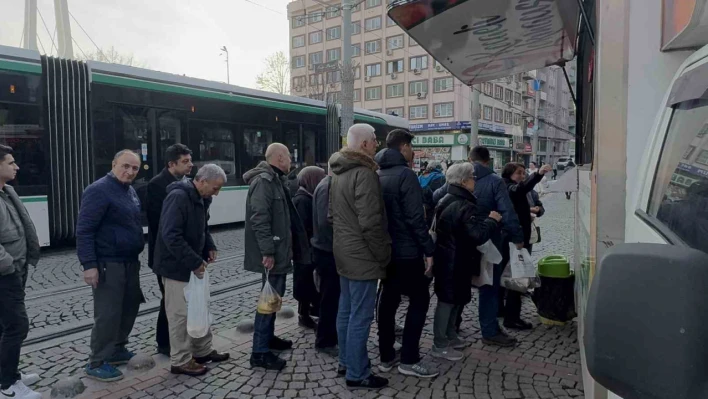 Aldığı hisseler çakılınca, patron gitsin diye lokma dağıttı