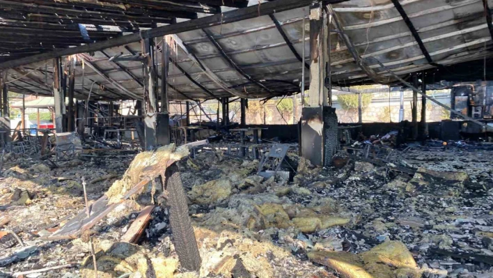 Alev alev yanan restoran küle döndü: Hasar gündüz ortaya çıktı