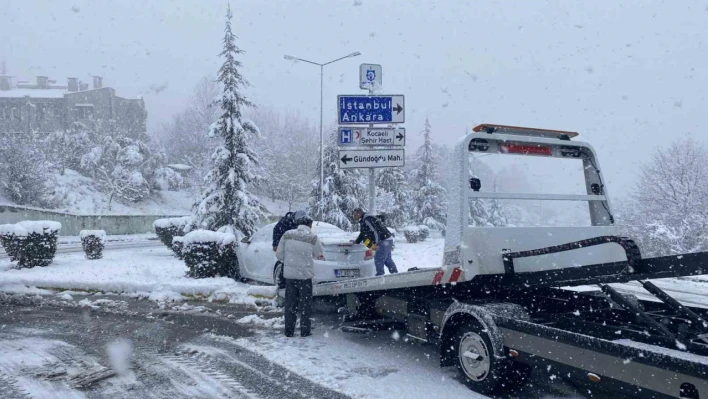 Aniden bastıran kar yağışı vatandaşlara zor anlar yaşatıyor