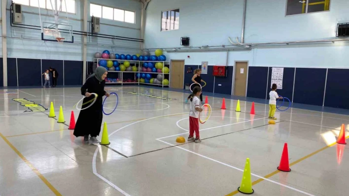 Anne ve çocuklar hem spor yaptı hem eğlendi