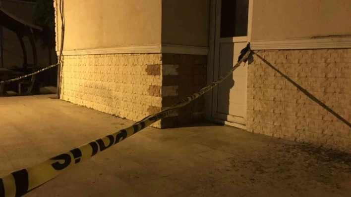 Apartmanın giriş kapısında ölü bulundu