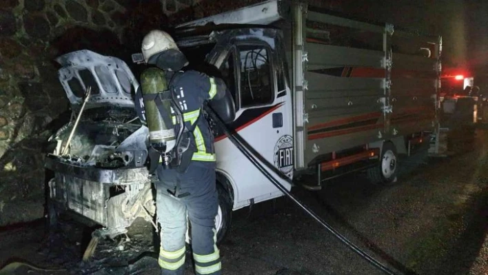 Arı kovanı yüklü kamyonet alev alev yandı, arılar son anda kurtarıldı