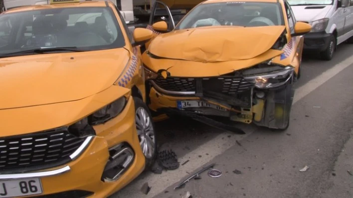 Ataşehir TEM'de 5 araç birbirine girdi, kilometrelerce kuyruk oluştu
