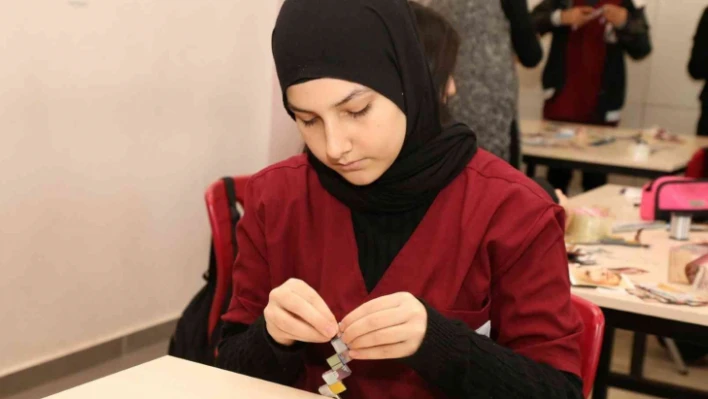 Atık kağıtlar maharetli ellerde sanata dönüştü