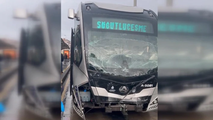 Avcılar'da iki metrobüs çarpıştı