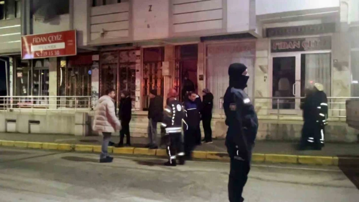 Banyonun fayansı dökülünce cadde trafiğe kapatıldı, 5 katlı bina tahliye edildi