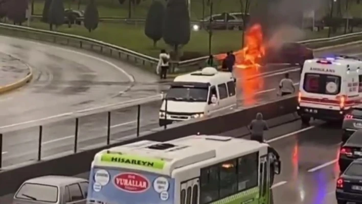 Bariyere çarpan otomobil alev topuna döndü