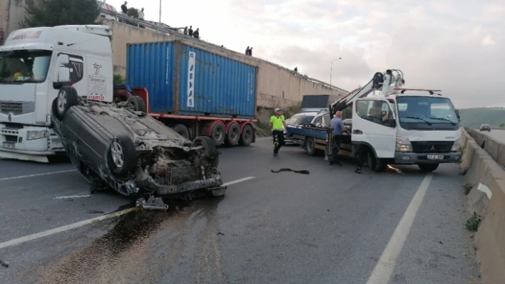 Bariyere çarpıp takla atan otomobil karşı şeride geçti: Sürücünün burnu bile kanamadı