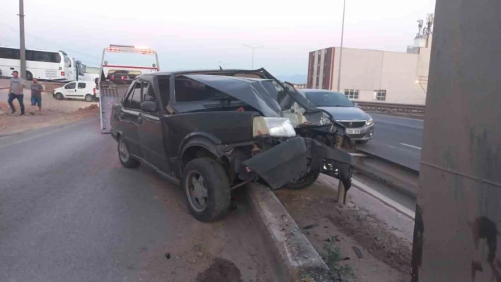 Bariyeri aşan otomobil yön levhası direğine çarparak durabildi: 3 yaralı