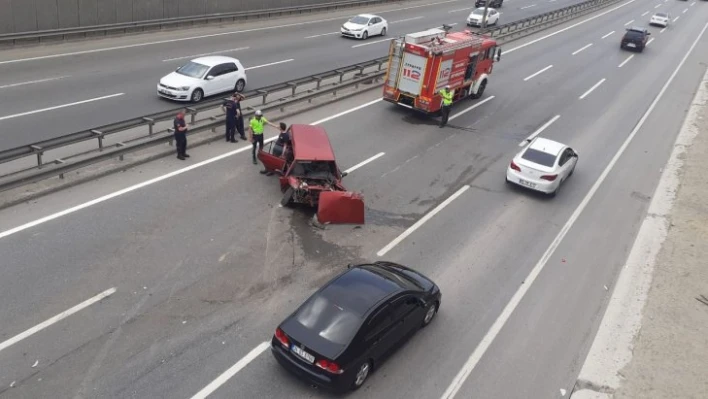 Bariyerlere çarpan otomobil hurdaya döndü, sıkışan yaralıları itfaiye ekipleri çıkardı