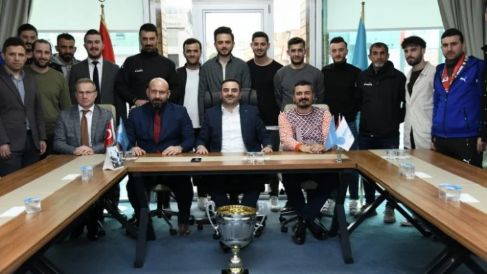 Başiskele Belediyespor şampiyonluk kupasını Başkan Özlü'ye getirdi