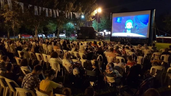 Başiskele'de çocuklar sahilde açık hava sinema keyfini yaşadı