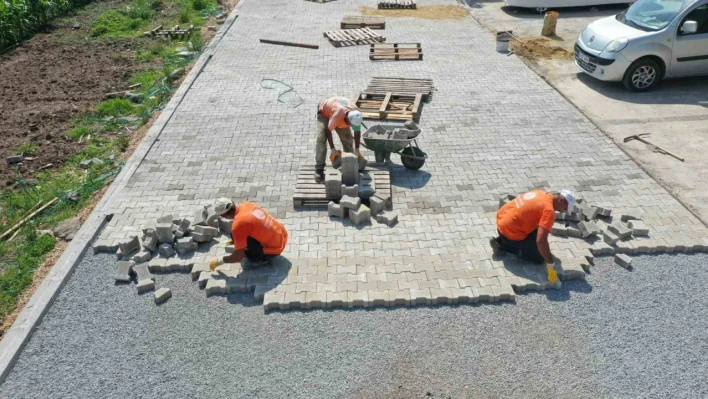 Başiskele'de parke yol çalışmaları devam ediyor