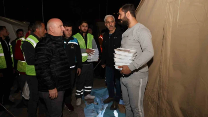 Başkan Bıyık, ilk sahuru depremzedelerle yaptı