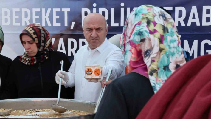 Başkan Bıyık, vatandaşlara aşure dağıttı