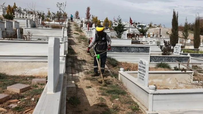 Bayram öncesinde mezarlıklarda temizlik çalışması