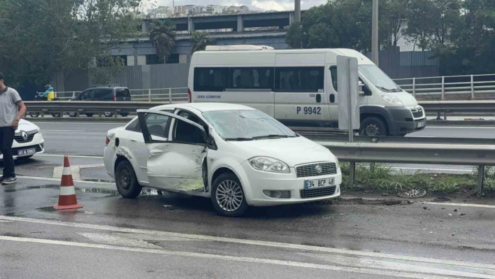 Belediye otobüsü ile otomobil çarpıştı: 2 yaralı