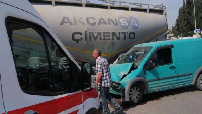 Beton mikseri ile çarpışan hafif ticari aracın sürücüsü yaralandı