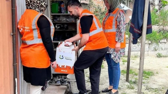 Bir Tebessüm Bir Hayat Derneği Başkanı Hakan Çil ile ekibi ihtiyaç sahibi aileleri yalnız bırakmadı