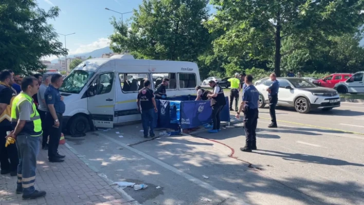 Bursa'da işçi servisi ile otomobil çarpıştı: 1 ölü, 9 yaralı