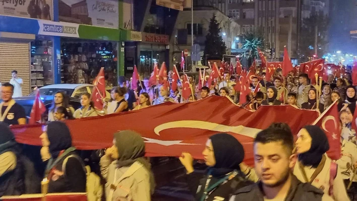 Büyük Taarruz'un yıl dönümünde yüzlerce kişi fener alayında buluştu