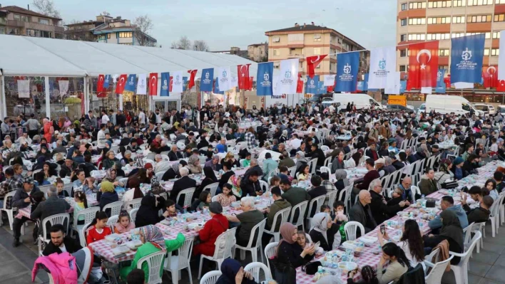 Büyükşehir'in iftar sofrası her gün 3 bin kişiyi ağırlıyor