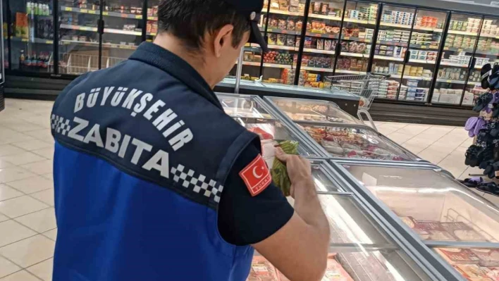 Büyükşehir zabıtasından market denetimi