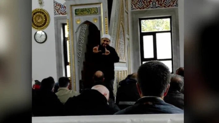 Cami imamı işitme engelli yaşlı adama işaret diliyle hutbeyi sonuna kadar anlattı