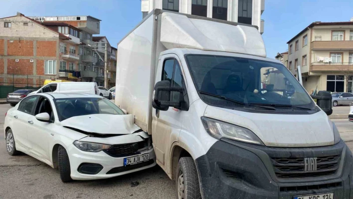 Çarpışmanın şiddetiyle otomobil kamyonetin altına girdi: 1 yaralı