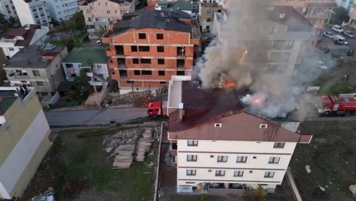 Çatı yangını mahalleliyi sokağa döktü