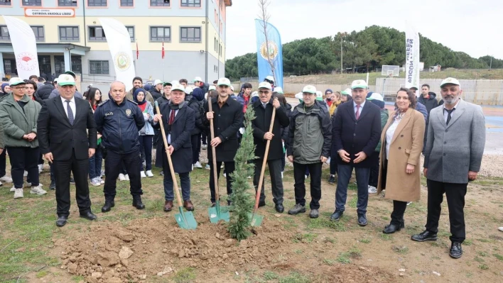 Çayırova'da fidanlar toprakla buluştu