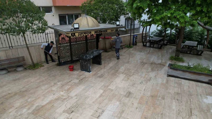 Çayırova'da ibadethanelerin avluları temizleniyor