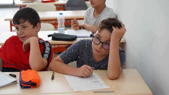 Çayırova'da öğrenciler LGS ve YKS hazırlık kurslarında eğitim görüyor