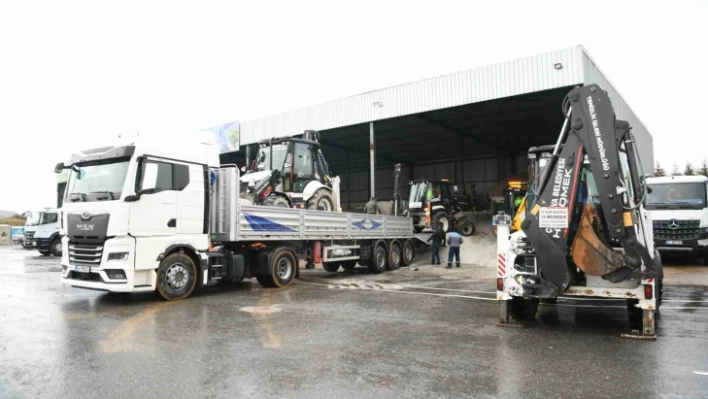 Çayırova'dan deprem bölgesine 5 iş makinesi