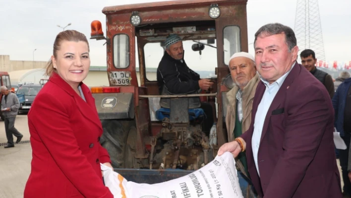 İzmit Belediyesi'nden çiftçiye 83 ton tohum desteği