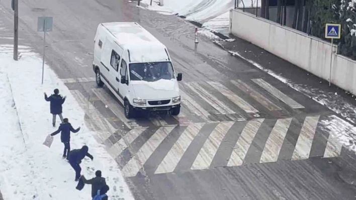 Çocuklar araçlara kar topu attı, yetişkinler böyle karşılık verdi