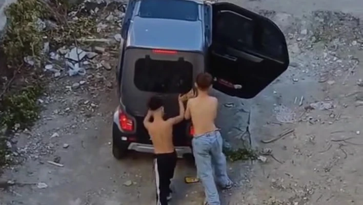 Çocuklar babalarının elektrikli aracını kaçırdı, şarj bitince yolda kaldılar